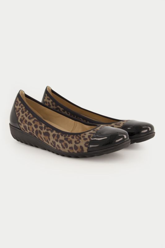 Ballerines en cuir Caprice, motif léopard et cuir vernis - largeur G