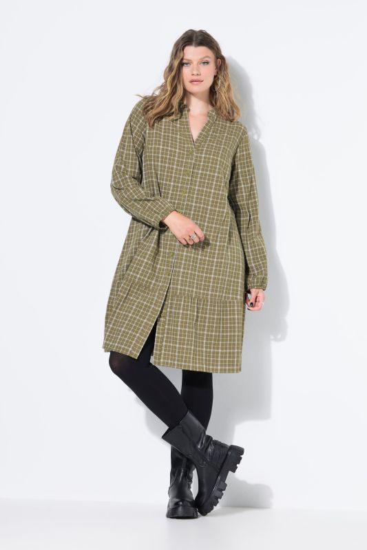 Robe courte et évasée, motif à carreaux, patte de boutonnage et volant à l'ourlet