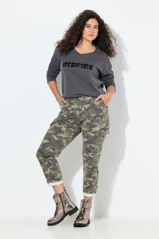 Pantalon boyfriend à motif camouflage, ourlet effiloché et matière stretch