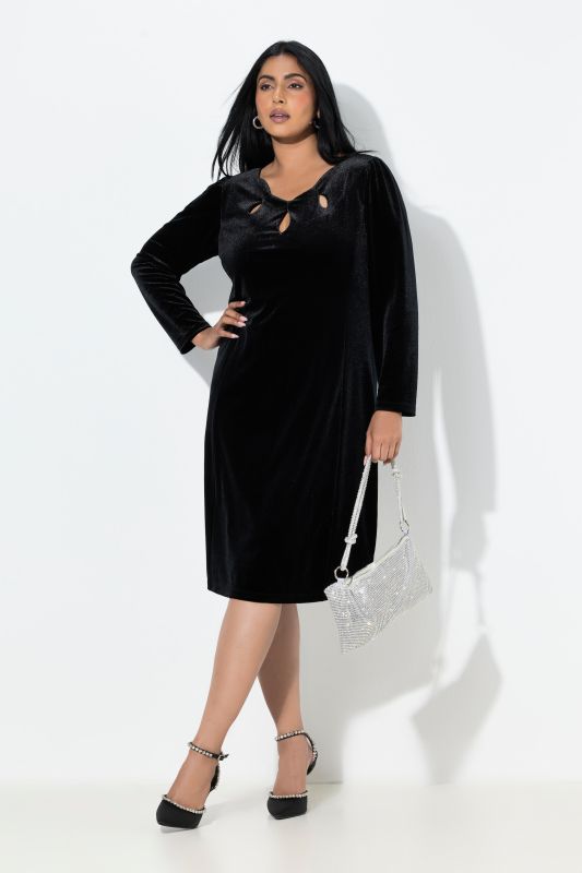 Robe sculptante en velours à manches longues et découpes