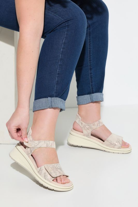 Sandales en cuir Caprice, fermetures à scratch et semelle de propreté amovible - largeur H