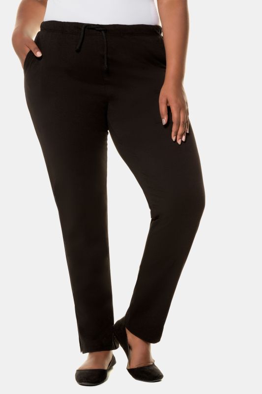 Pantalon Slim Fit à taille élastique. Bas de jambe légèrement fendu. Disponible jusqu’au 68/70.