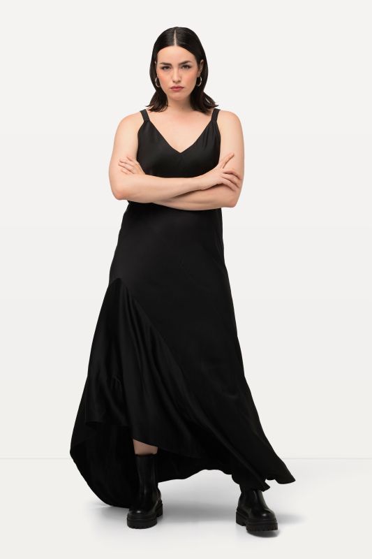 Robe maxi en satin, sans manches. Silhouette en A et décolleté en V.