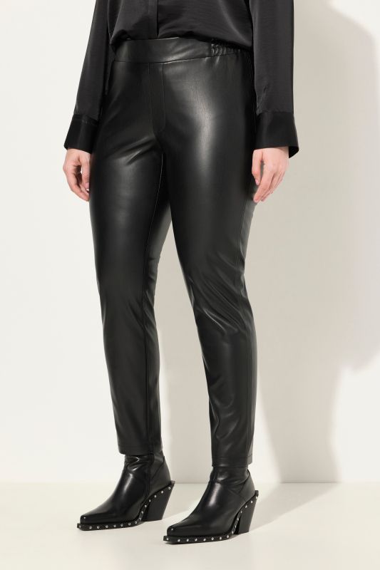 Pantalon en simili-cuir, matière stretch et taille élastique. Coupe Slim Fit.