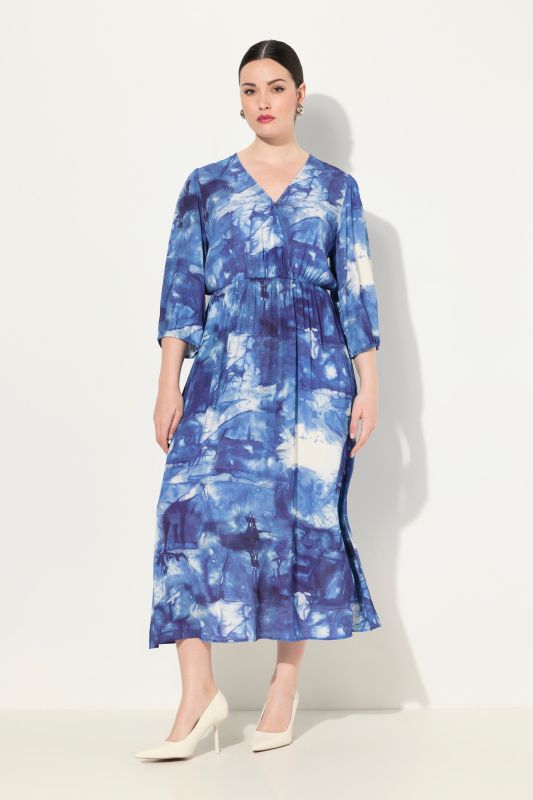 Robe maxi esprit cache-cœur, imprimé Batik. Encolure en V et manches 3/4.