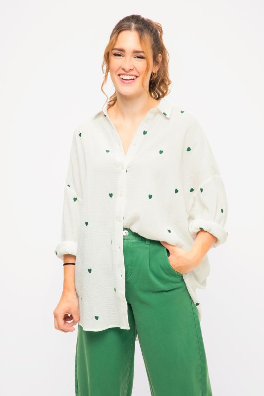 Blouse en mousseline oversized. Cœurs brodés. Col de chemise et manches longues.