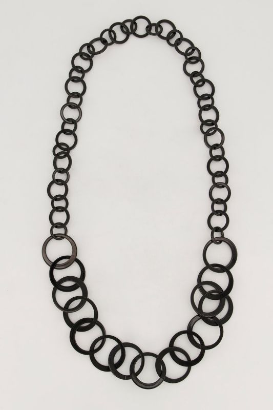 Collier long, cercles de différentes tailles