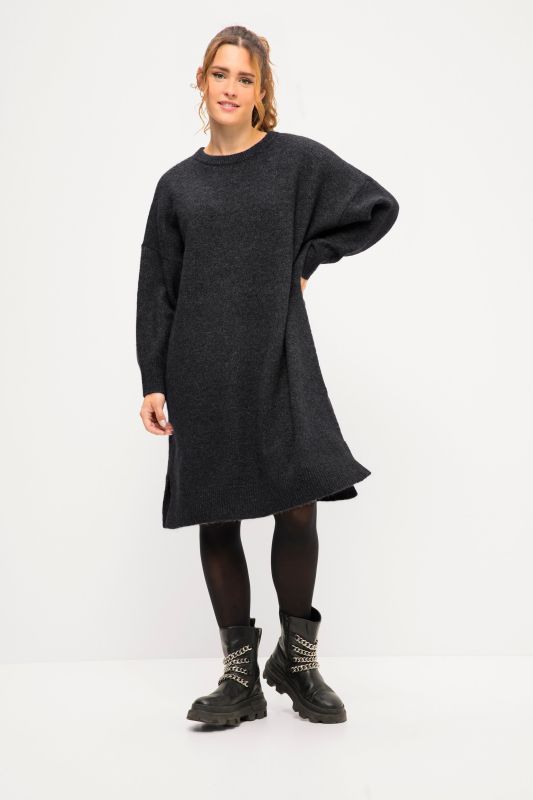 Robe en maille , coupe oversize, longueur midi. Avec col rond et manches longues