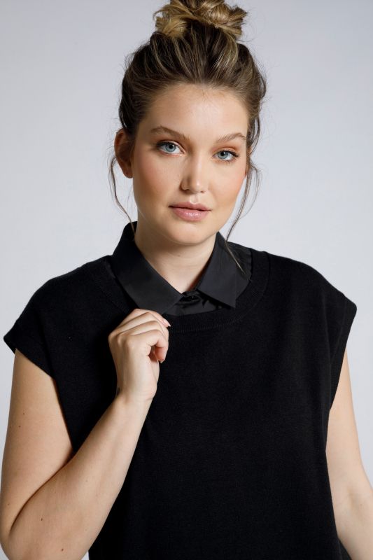 Faux col de chemisier avec patte de boutonnage. À porter sous un haut