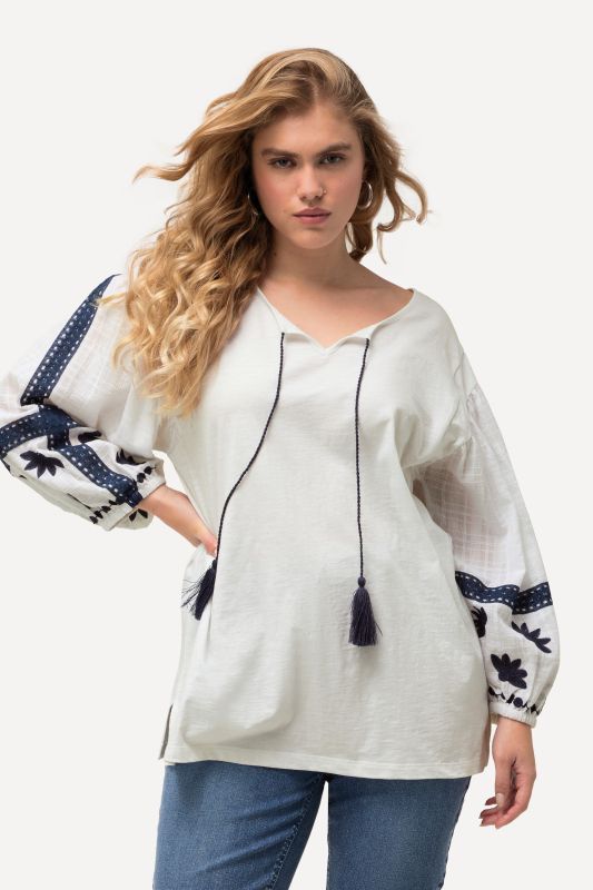 Blouse avec broderies, col tunisien et manches longues