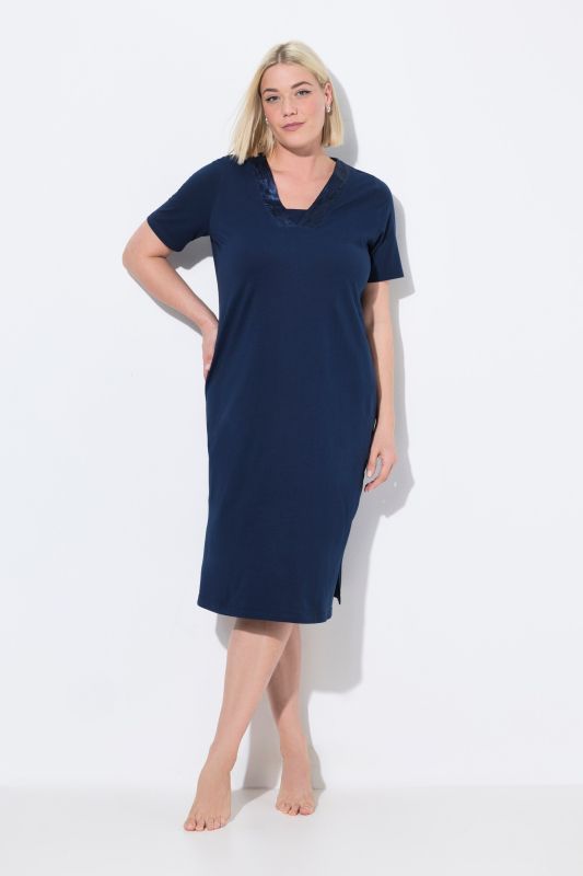 Chemise de nuit avec décolleté en V et manches courtes, bande fantaisie en satin