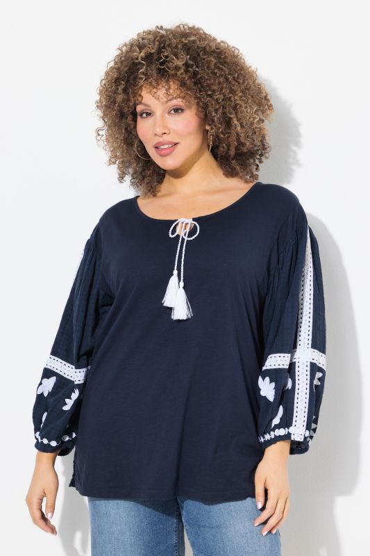 Blouse avec broderies, col tunisien et manches longues