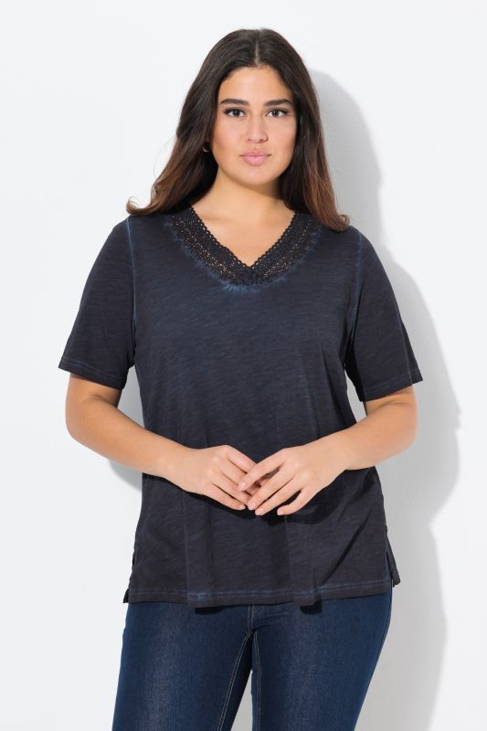 T-shirt avec dentelle sur le décolleté en V, manches courtes, coupe Classic
