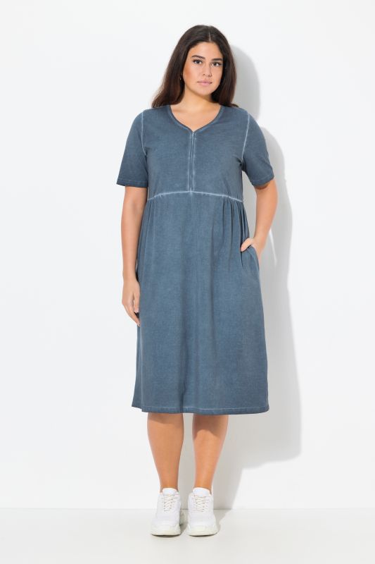 Robe en jersey avec poches, décolleté en V et manches courtes, coupe évasée