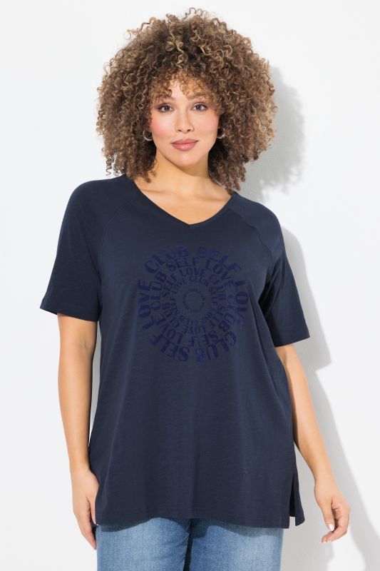 T-shirt avec flocage, décolleté en V et manches courtes raglan