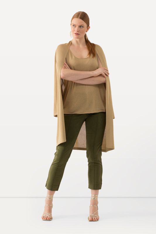 Pantalon avec passepoil et taille élastique. Coupe ajustée avec fente sur le bas de jambe.