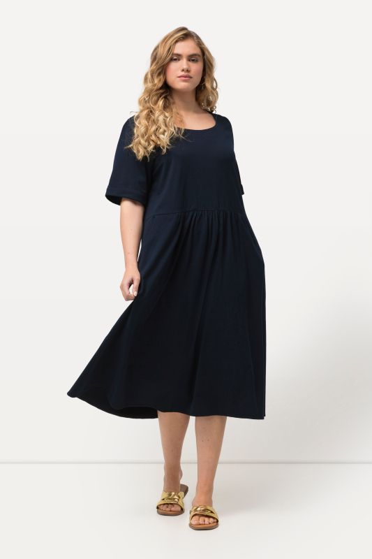 Robe midi en jersey, décolleté rond et manches courtes. Silhouette en A évasée.