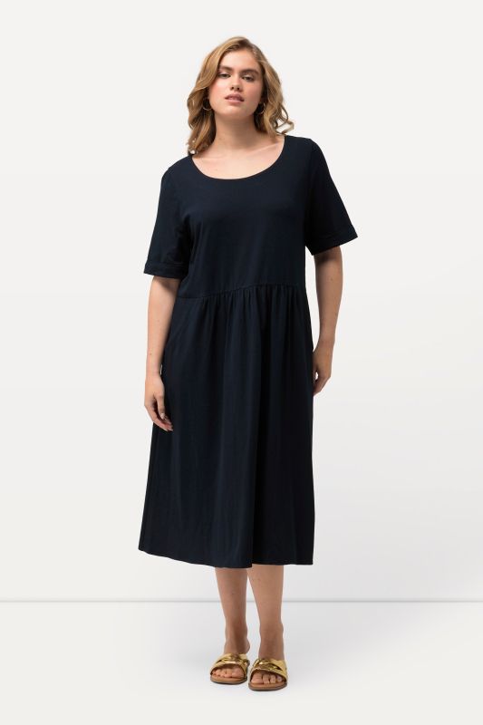 Robe midi en jersey, décolleté rond et manches courtes. Silhouette en A évasée.