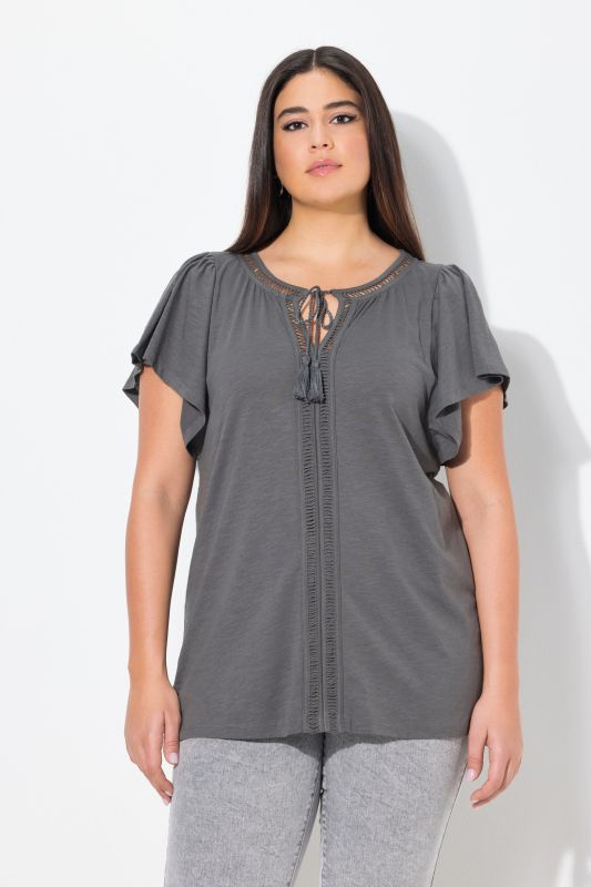 T-shirt col tunisien et manches courtes chauve-souris. Galons fantaisie.