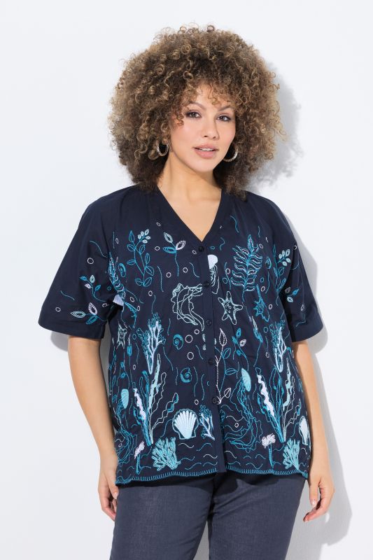 Blouse oversize avec broderies. Décolleté en V et manches courtes.