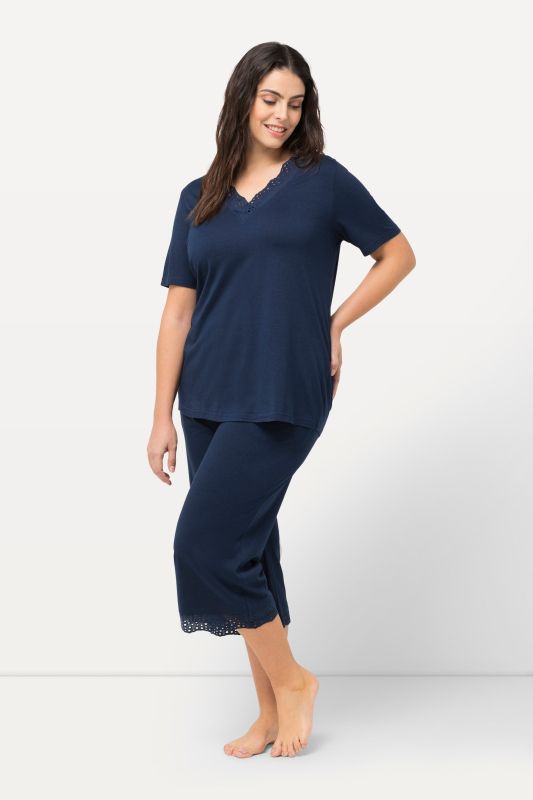 Pyjama en modal, avec broderie ajourée, col en V et manches courtes