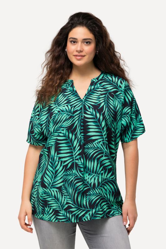 Blouse en crêpe motif palmiers à manches courtes et encolure en V. Ligne A