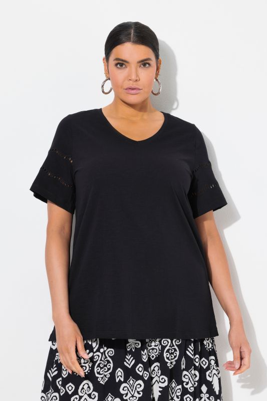 T-shirt, broderie ajourée, coupe évasée, col V, manches chauve-souris