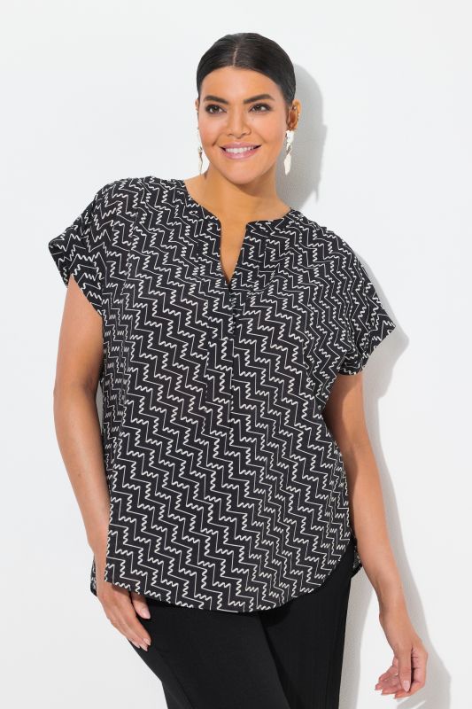 Blouse-tunique à imprimé graphique. Manches courtes et col tunisien