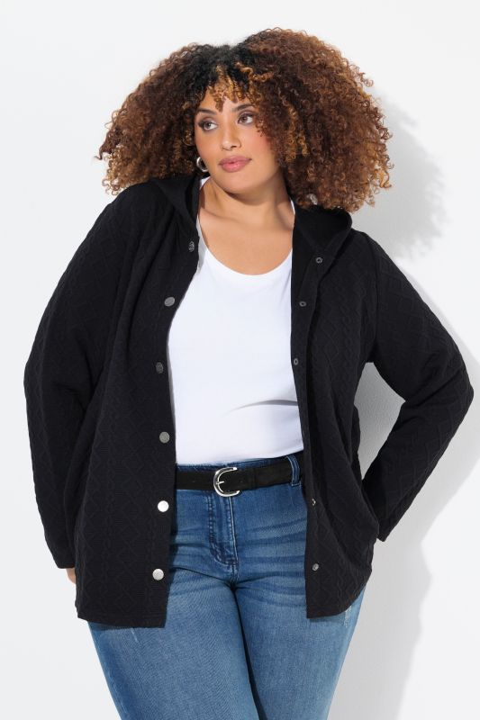 Veste à capuche, motif torsadé et boutons-pression. Dos plus long.
