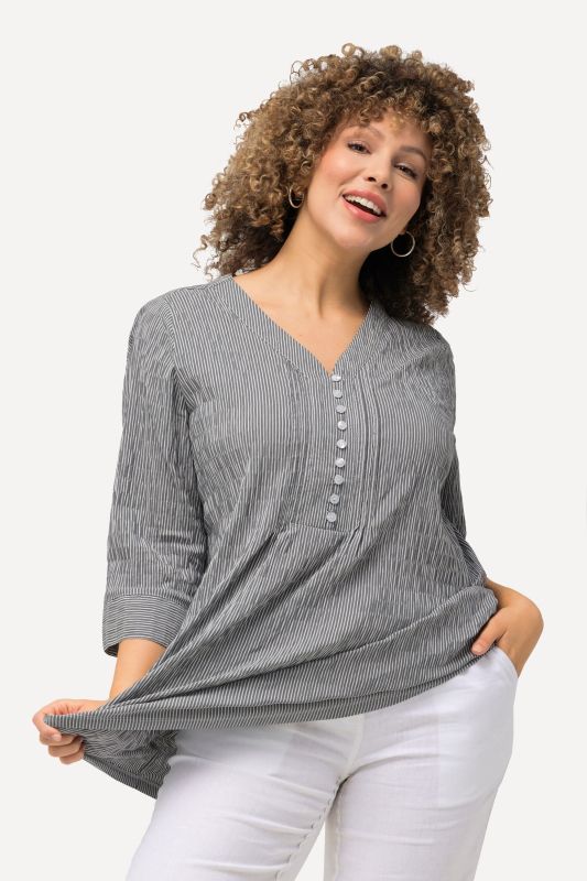 Tunique en tissu gaufré. Manches 3/4. Décolleté cœur et plis fantaisie
