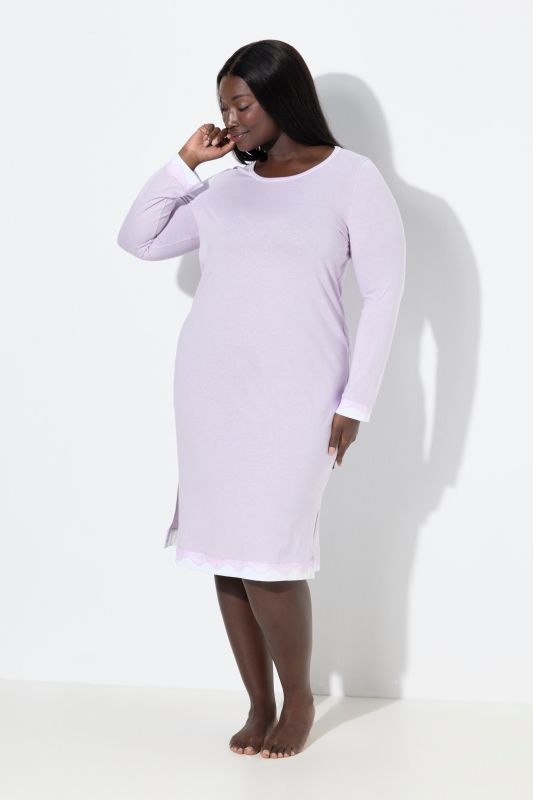Chemise de nuit oversized, avec dentelle. Col rond et manches longues.