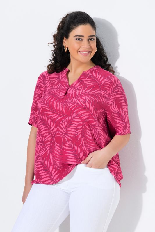 Blouse en crêpe motif palmiers à manches courtes et encolure en V. Ligne A