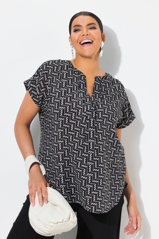 Blouse-tunique à imprimé graphique. Manches courtes et col tunisien