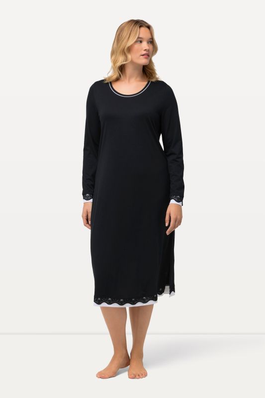 Chemise de nuit oversized, avec dentelle. Col rond et manches longues.