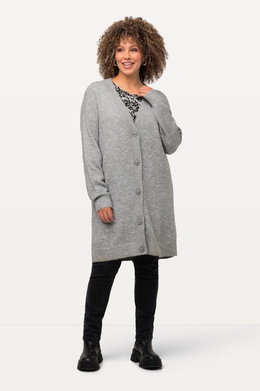 Cardigan en maille fine, profonde encolure en V et patte de boutonnage. Coupe Boxy Fit.