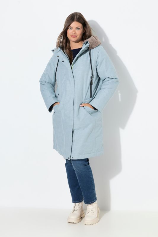 Veste technique. Capuche avec intérieur en polaire bouclée. Fermeture zippée