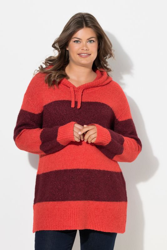 Pull en maille. Capuche et manches longues