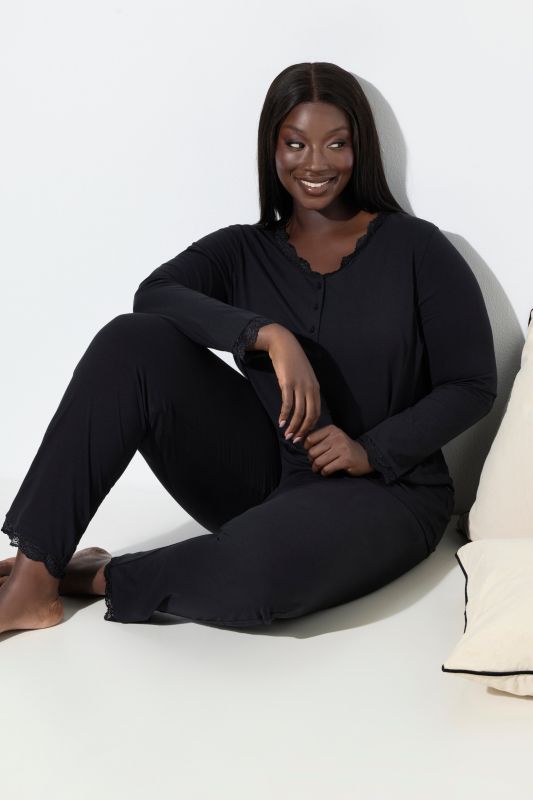 Pyjama avec dentelle et boutons, manches longues et col V