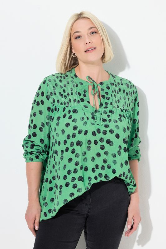Blouse smockée avec motif à pois, col tunisien et manches longues, coupe évasée