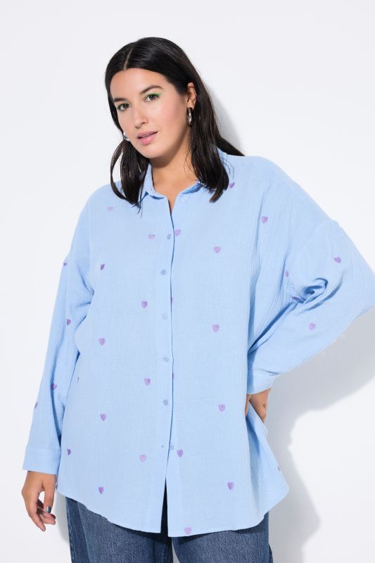 Blouse en mousseline oversized. Cœurs brodés. Col de chemise et manches longues.