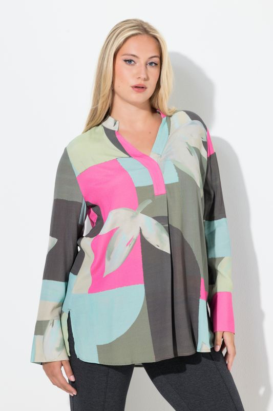 Blouse manches longues, col montant et décolleté se terminant par un pli fantaisie, coupe évasée