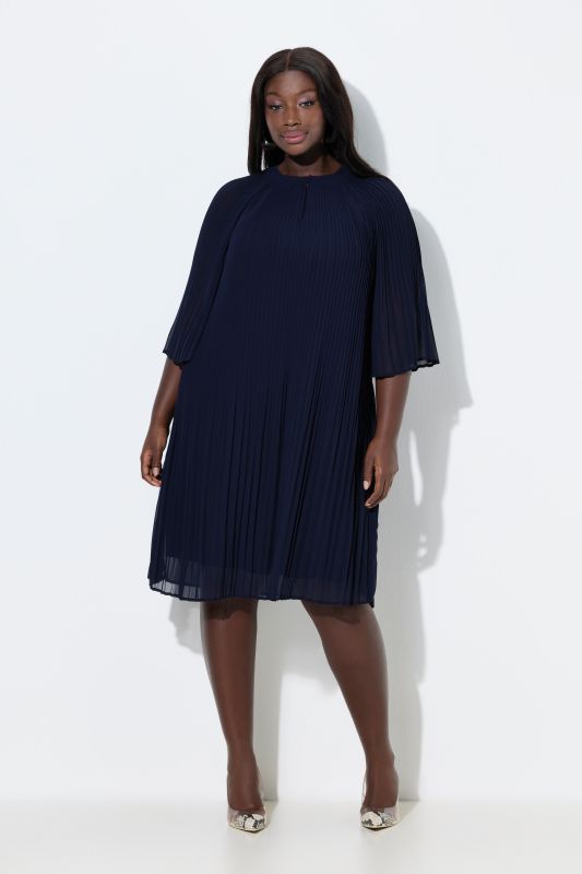 Robe plissée col tunisien et manches 3/4, coupe évasée