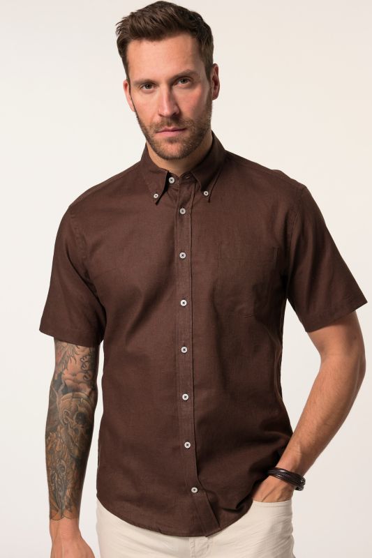 Chemise en lin mélangé. Manches courtes et col à pointes boutonnées. Coupe Modern Fit.