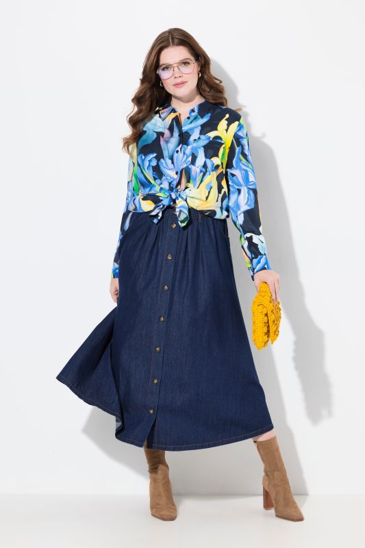 Jupe en jean, coupe évasée. Taille élastique. Boutons fantaisie