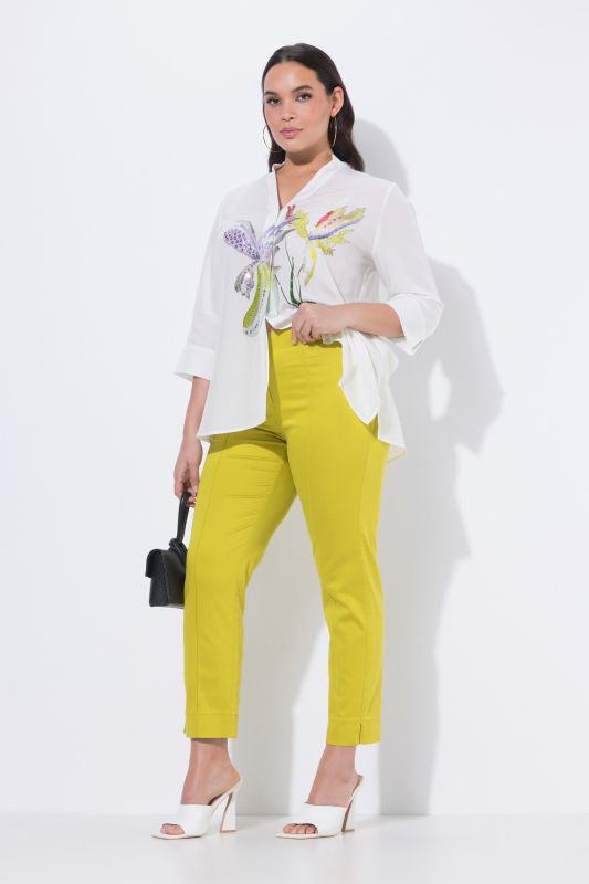 Pantalon, jambe slim. Taille élastique. Plis fantaisie. Petites fentes aux chevilles