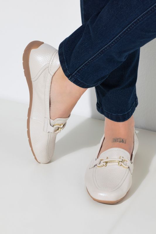 Mocassins en cuir Caprice à barrette fantaisie. Semelle intérieure amovible. Largeur confortable