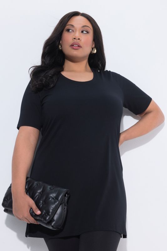 T-shirt long. Col rond et manches courtes. Coupe évasée