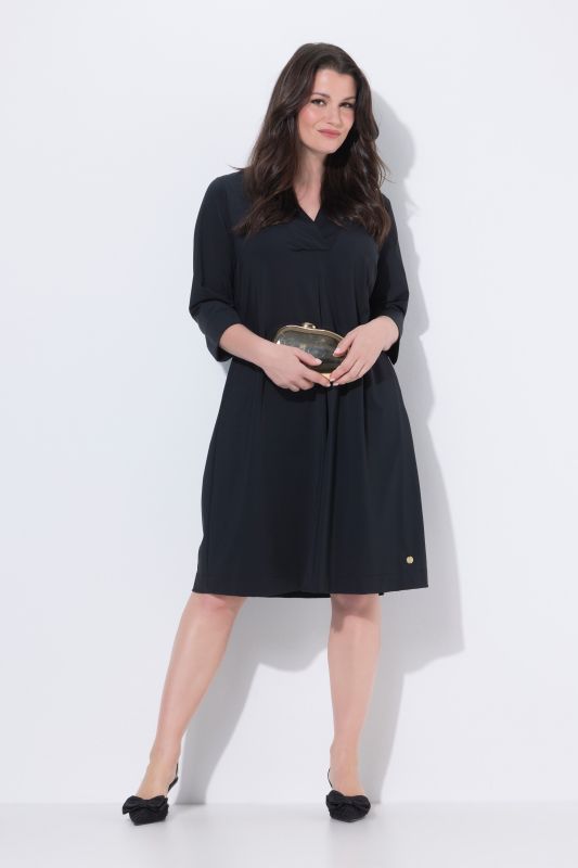 Robe coupe évasée, manches 3/4, décolleté en V et col calice