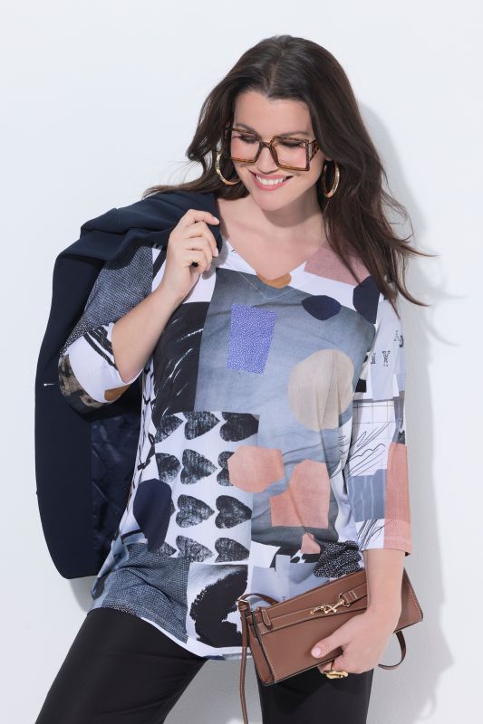 T-shirt au tombé fluide, motif cœurs, décolleté en V et manches 3/4, coupe évasée