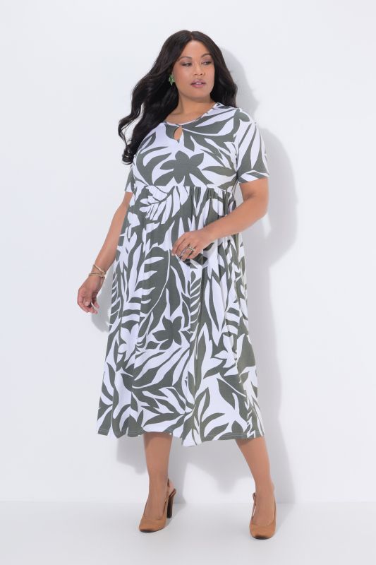 Robe maxi motif feuilles, décolleté rond et manches courtes, coupe évasée